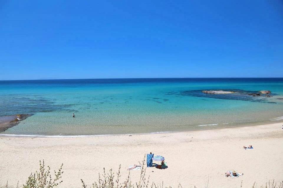Spiaggia di Ampurias a Lu Bagnu: sabbia chiara e mare turchese