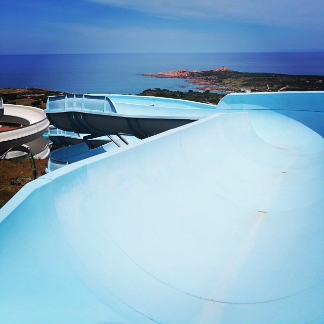Piscine e scivoli del parco acquatico Aquafantasy a Isola Rossa