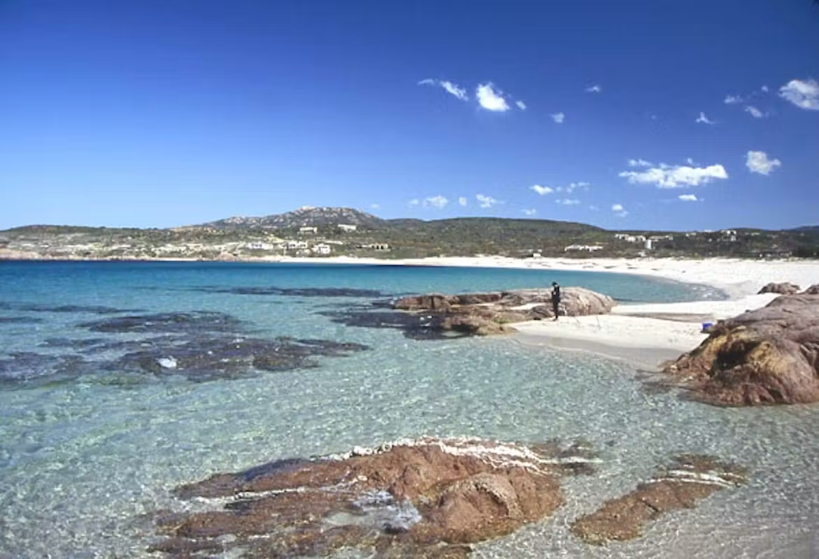 Le rocce affioranti e le acque basse della spiaggia di La Marinedda