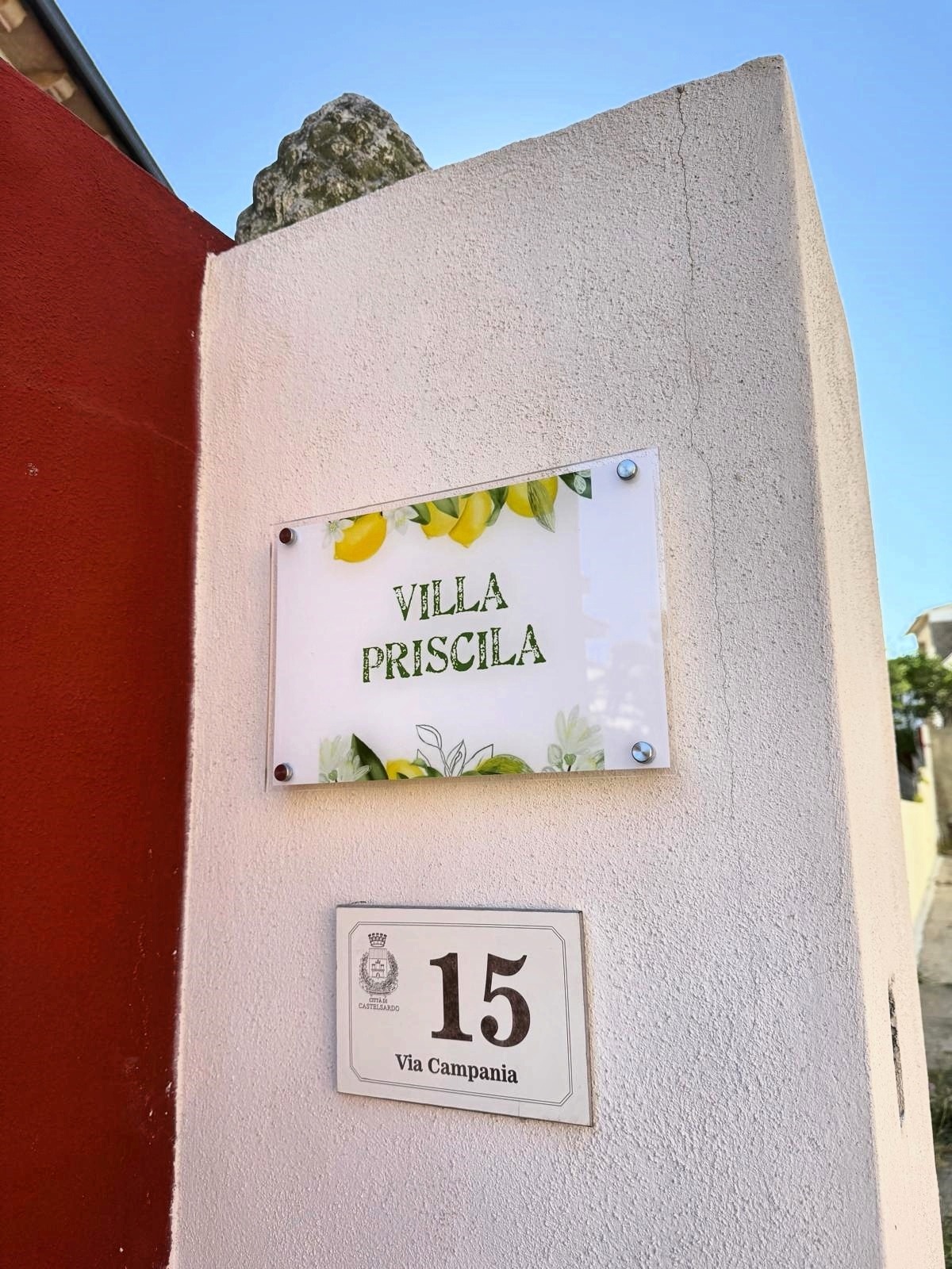 Insegna di Villa Priscila e numero civico 15